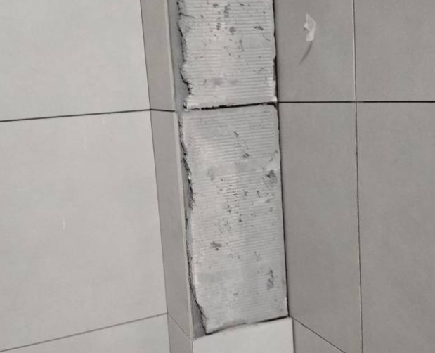 木垒哈萨克瓷砖空鼓维修公司分享下瓷砖施工前基层浇水润湿程度不足，可能导致以下问题